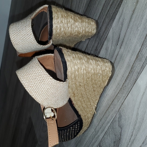 Shoes - Picture 4 of 4